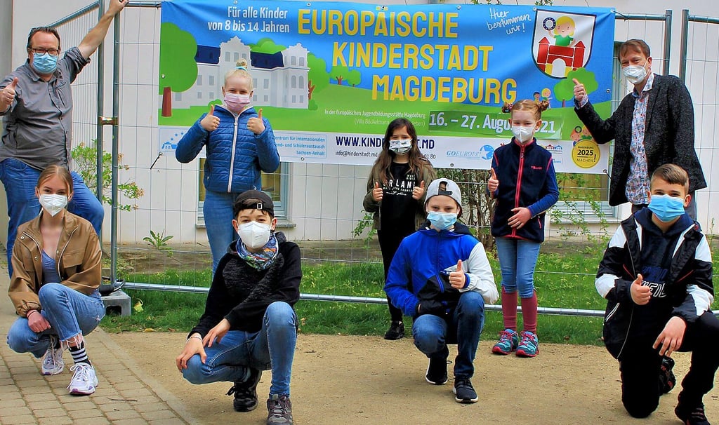 Die Kinder vom Kinderrat mit Christian Scharf (l.) vom Projektträger Bildungswerk Magdeburg sowie Holger Paech (r.), Kinderbeauftragter des Landes Sachsen-Anhalt.