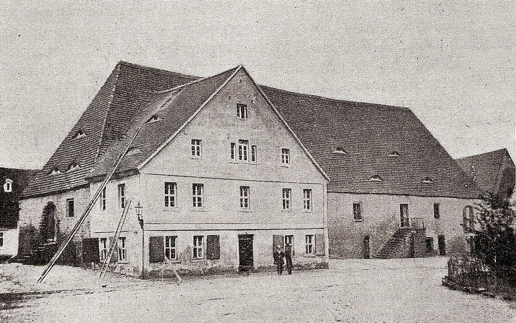 Bis 1561 war hier das Neustädter Rathaus untergebracht, das 1866 abgerissen wurde. Auch dieses Bild stammt aus dem Buch Geschichte der Stadt Bernburg von Hans Peper.