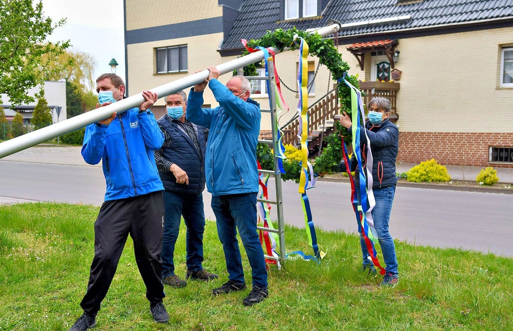 Ohne Trara und ohne Maifest: Der Maibaum wurde in diesem Jahr im ganz kleinen Rahmen in der Ortsmitte aufgestellt. Laut Ortsbürgermeister Schulze soll das vor allem ein Zeichen der Hoffnung für alle sein.