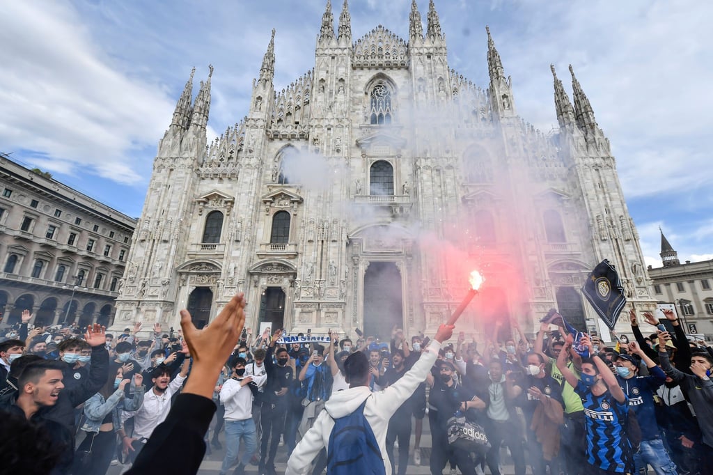 Inter-Fans feiern auf der Piazza Duomo vor dem Mailänder Dom.