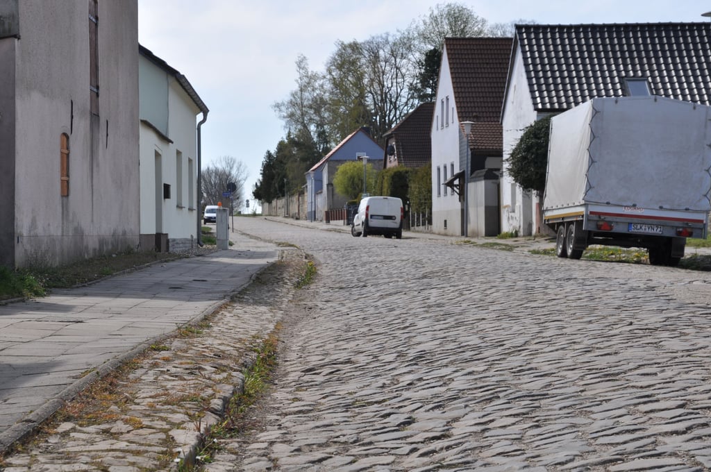Die Kirchhofstraße in Biere steht auf der Wunschliste der Gemeinde. Ein erster Anlauf zur Sanierung scheiterte 2018, da die Gemeinde sie nicht finanzieren konnte.