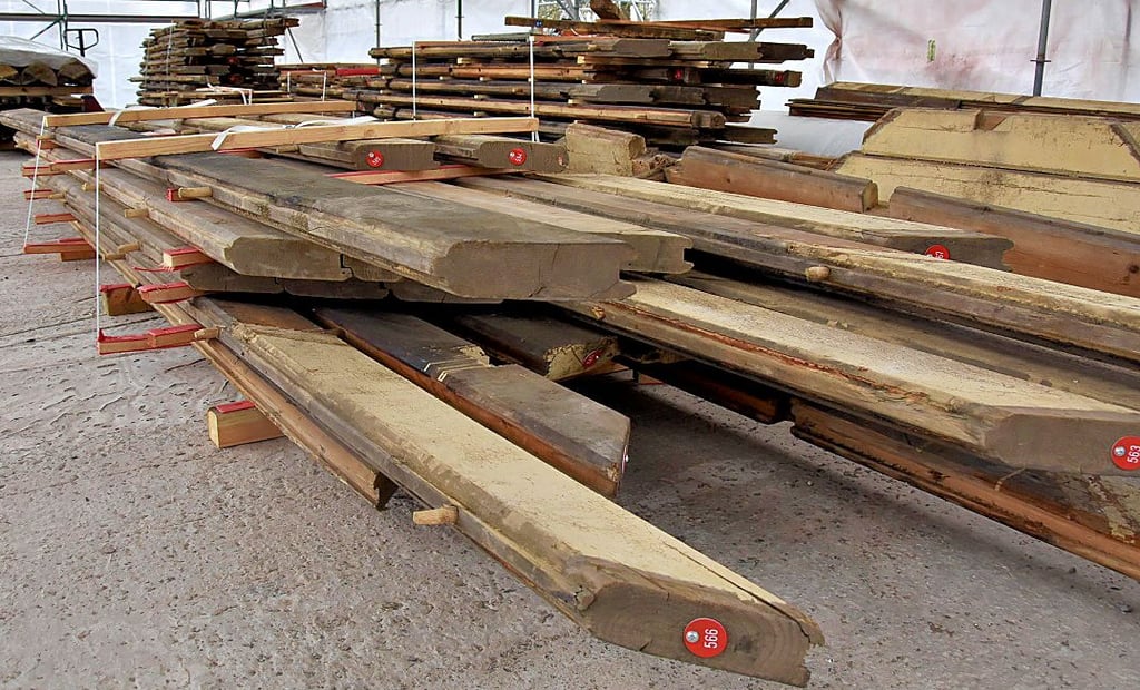 In der mobilen Werkhalle nahe dem Stieger Bahnhof werden die Holzbohlen gelagert, bis der Wiederaufbau beginnen kann.
