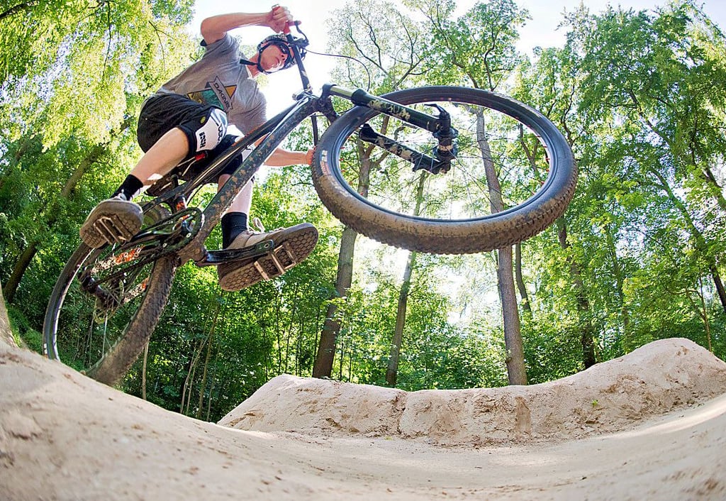 Sprünge wie dieser eines Mountainbikers auf einem Pumptrack im Stadtwald Elriede in Hannover sollten auch auf dem Kurs am Blochhauer in Ilsenburg möglich sein.