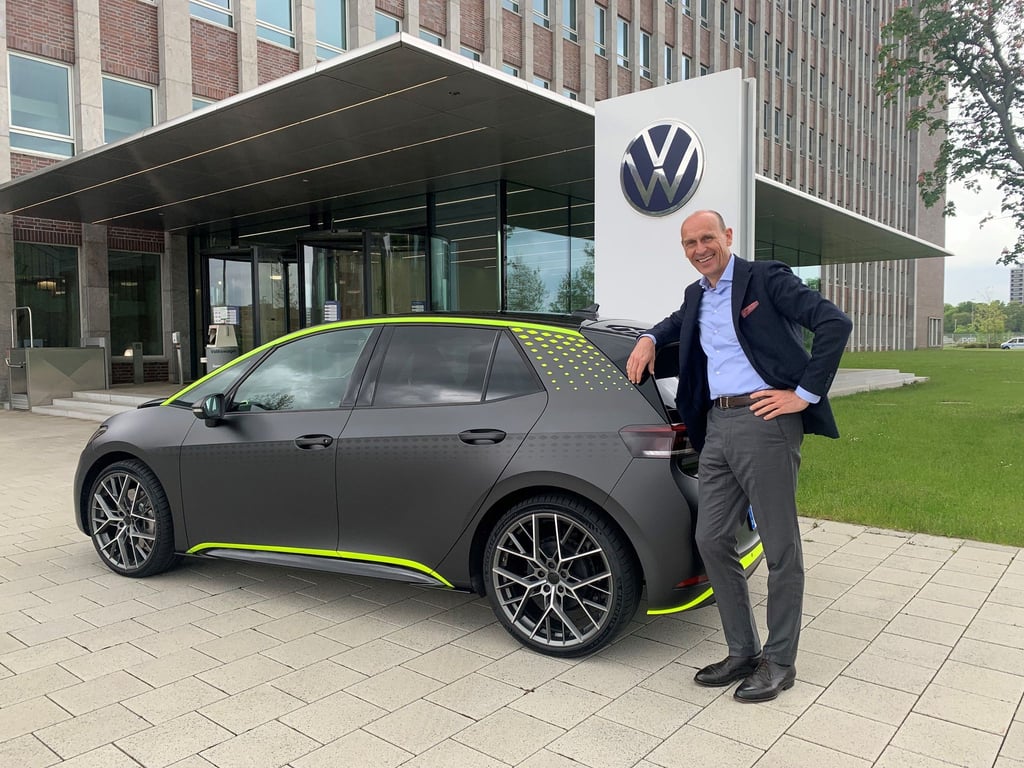 Schneller Stromer: Eine Art GTI-Modell mit 333 PS hat VW-Markenchef Ralf Brandstätter mit der Studie ID.X in Wolfsburg vorgestellt.