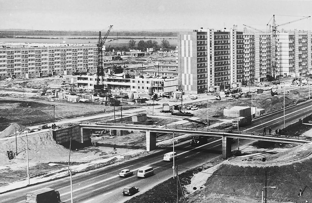 Dieses Foto von Harri Schäfer zeigt den Bau der Fußgängerbrücke über den Magdeburger Ring in Höhe Grundigstraße/Salvador-Allende-Straße.