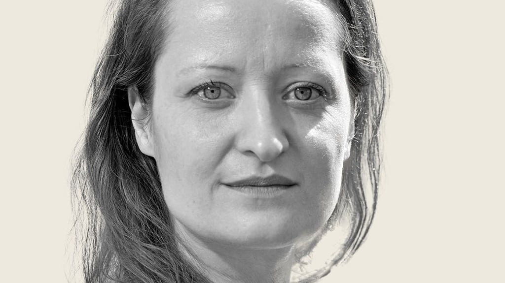 Sie ist 39 Jahre alt • lebt in Bitterfeld •  ist Hobby-Imkerin und ehrenamtliche Bodendenkmalpflegerin  • ist in ihrer Freizeit gern im Wald und sieht in ihm und seiner Beständigkeit das schöne Gegenstück zur IT mit ihrer „Halbwertszeit von fünf Jahren“