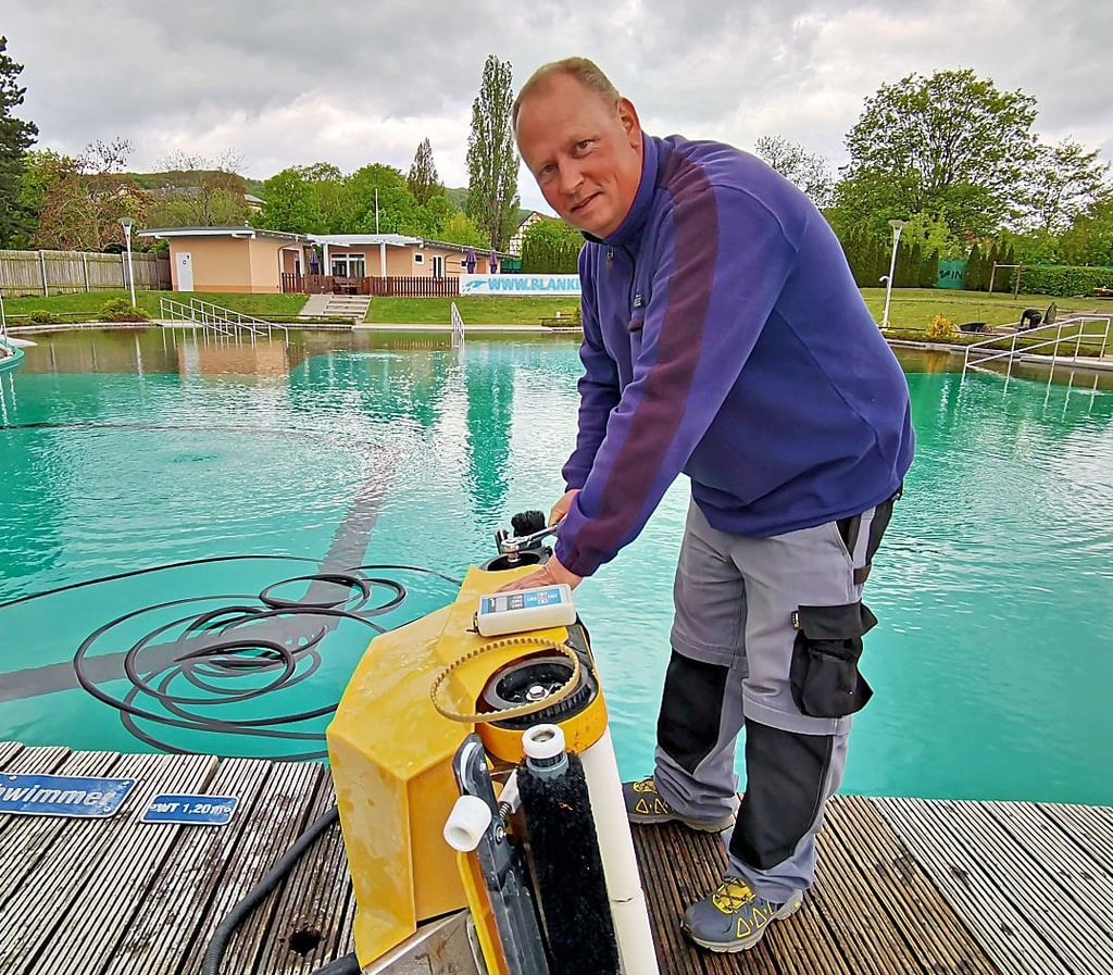 Andreas Grubauer beim Montieren eines Zahnriemens am Poolroboter, der die Becken im Biobad reinigt.