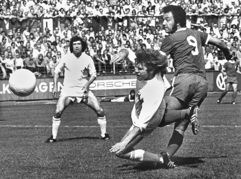 Erwin Kostedde (r), damals Spieler der Offenbacher Kickers, schießt den Ball ins Tor zum 1:1 bei einem Spiel gegen den 1. FC Köln im Mai 1973).