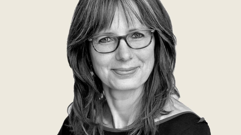 Sie ist 46 Jahre alt • wohnt in Halle-Dölau • arbeitet als Lehrerin an einer Gesamtschule • ist dreifache Mutter • stammt aus Burg (Jerichower Land) • lebt zusammen mit ihrem Ehemann •
segelt und joggt gerne in ihrer Freizeit