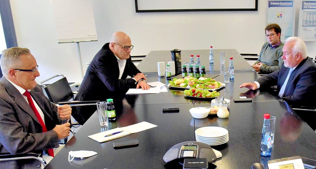 Die Volksstimme-Redakteure Michael Bock und Steffen Honig beim Gespräch mit dem FDP-Politiker Wolfgang Kubicki (v. l.).