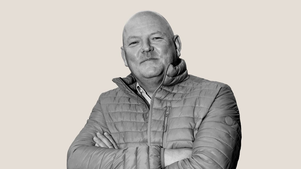Jörg Bernstein, Jahrgang 1966,  ist verheiratet, Vater zweier Söhne und  hat einen Enkel. Im Ehrenamt engagiert er sich  unter anderem im Kochverein Anhalt-Dessau, als  Prüfer der IHK Halle/Dessau und als Handballfan des DRHV 06 bei den Alten Dessauern.