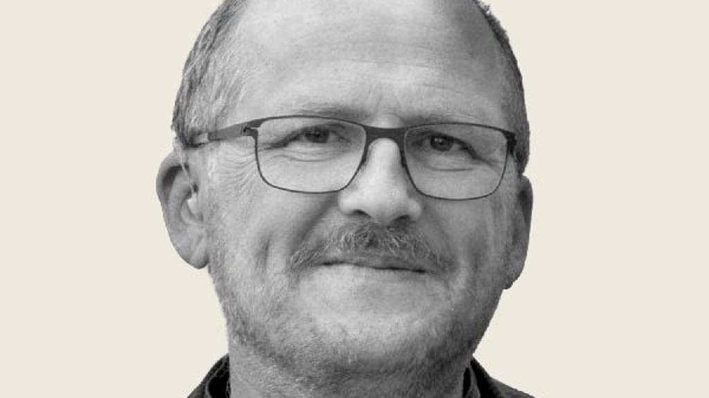 Er ist 56 Jahre alt • wohnt in der Kreisstadt Köthen •  er ist verheiratet und hat drei Kinder - zwei Töchter und einen Sohn  • ist seit 2018 Mitglied der Grünen    • er liest in seiner freien Zeit gern und hat seinen Wissensdurst noch lange nicht gestillt.