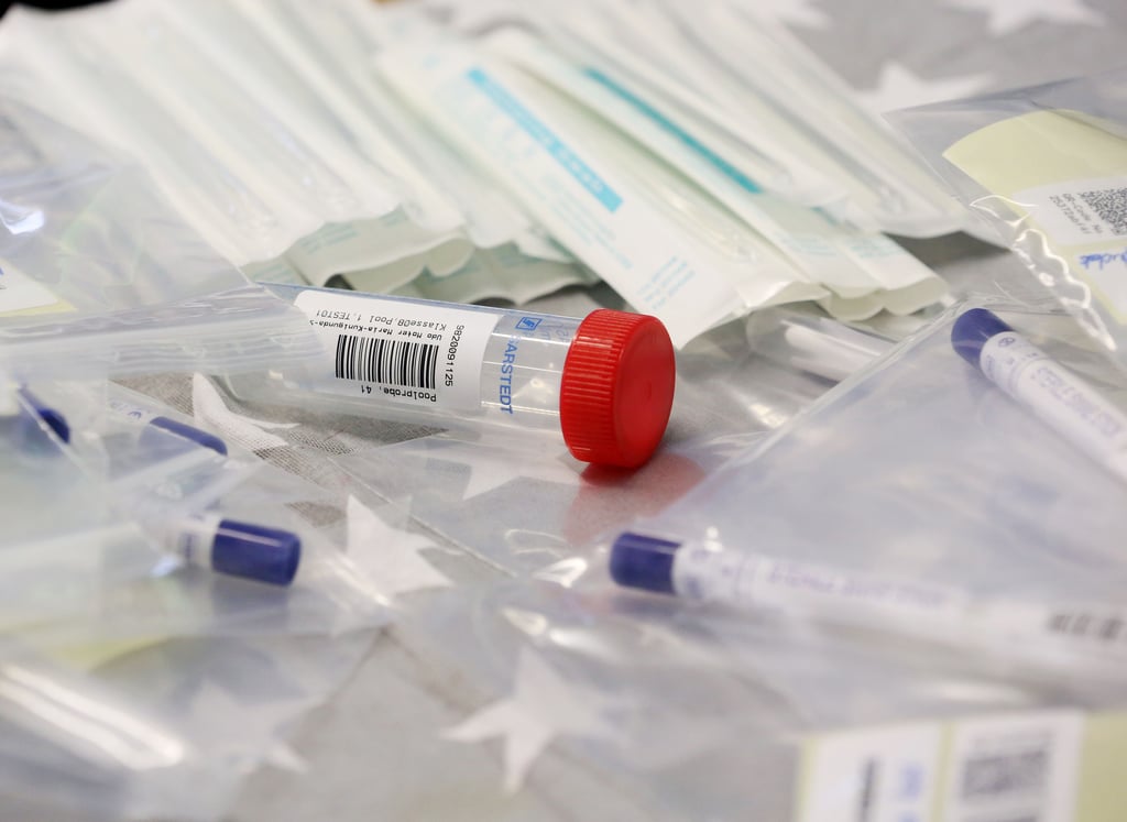 Mehrere Corona-Testkits (Symbolbild)