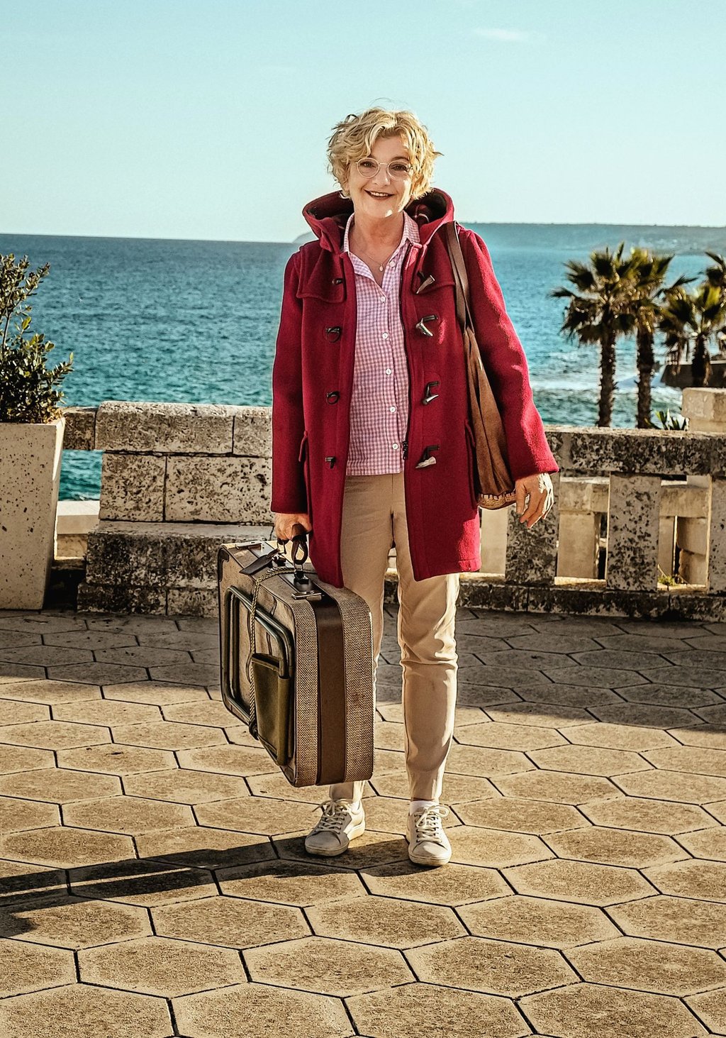 Weltenbummler-Nanny Henni (Saskia Vester) bricht zu einer Familie nach Apulien auf.