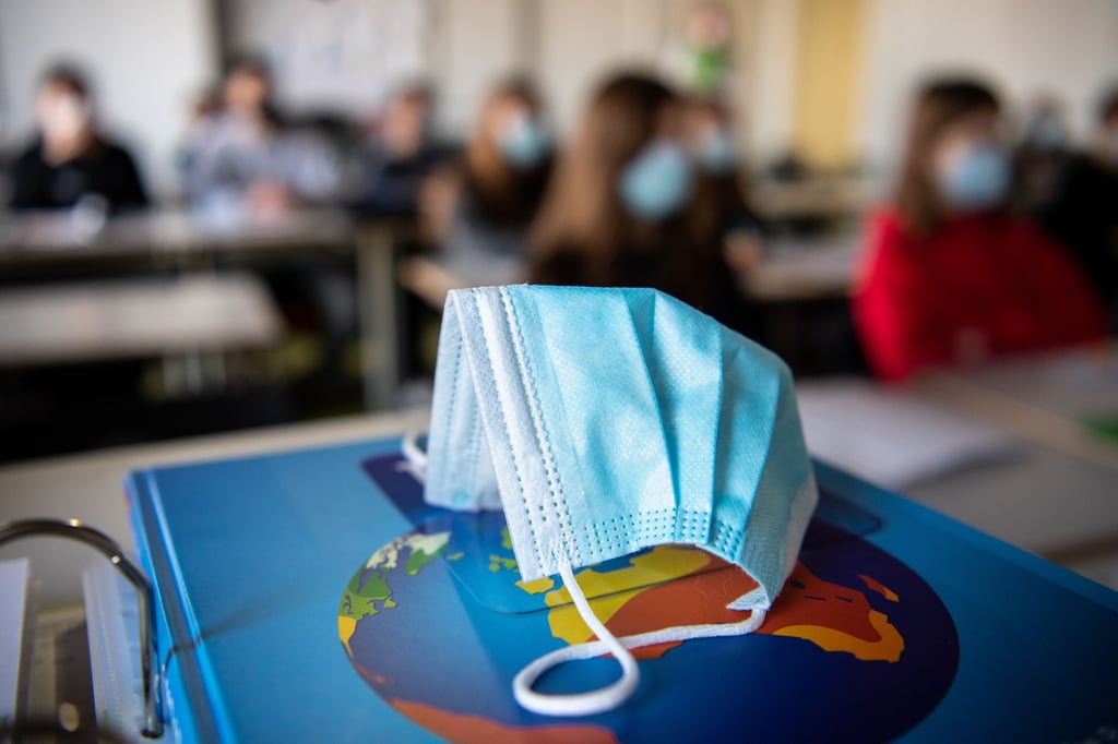 Kinder zwischen 6 und 16 Jahren sollen künftig nur noch einfache OP- statt FFP2-Masken tragen können.