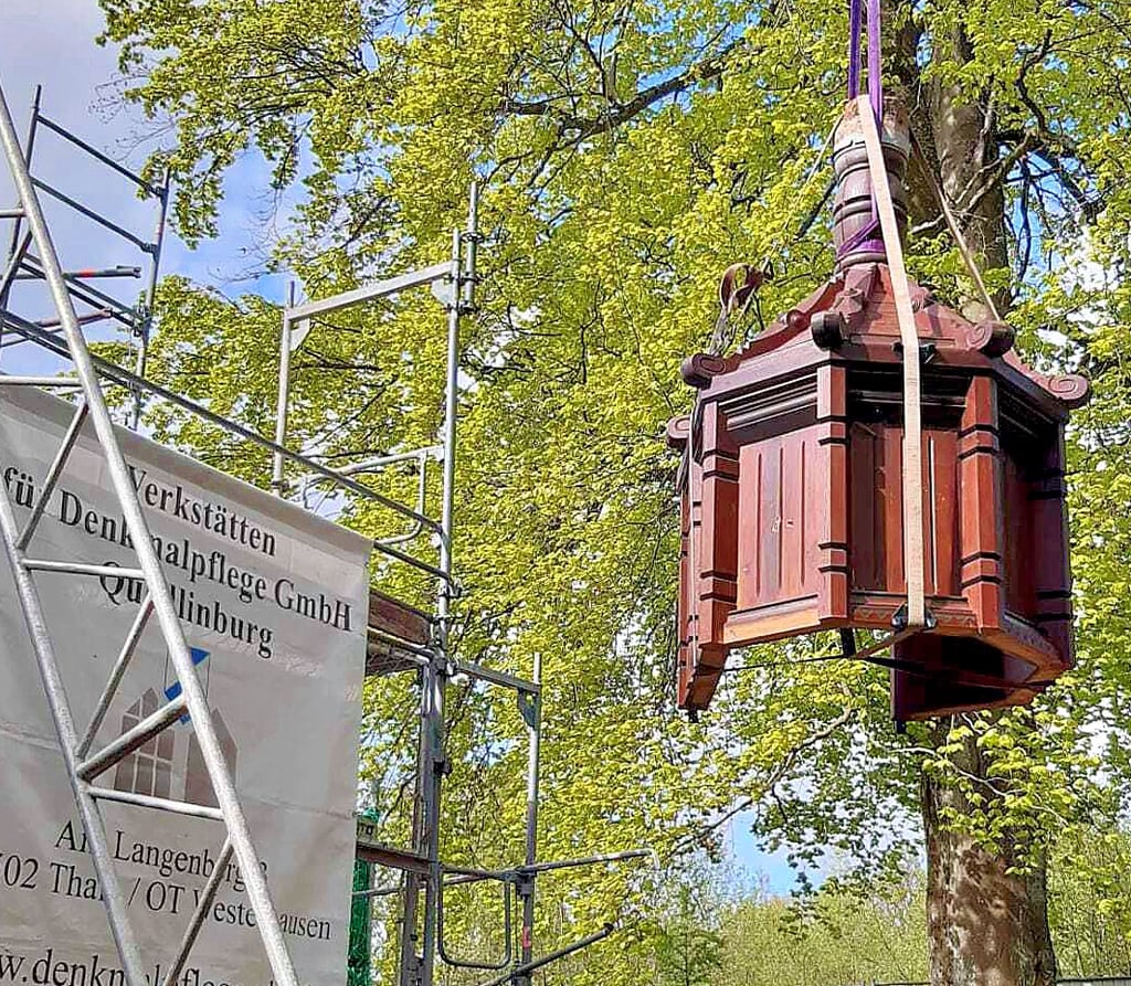 Als letztes Teil der Stabkirche Stiege wird am Donnerstag die Kanzel demontiert. Die hölzerne Kapelle soll im Ortskern nahe des Bahnhofs der Harzer Schmalspurbahnen wieder zusammengesetzt werden.