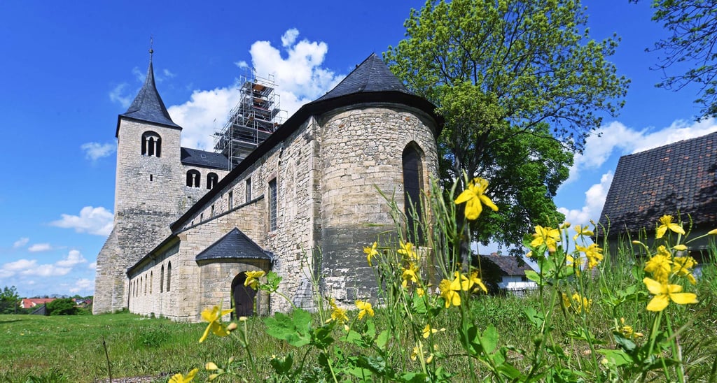 Die Froser Stiftskirche - Zweitplatzierte beim bundesweiten Kiba-Wettkampf - ist eingerüstet. Hier soll die Haube des Nordturms saniert werden.