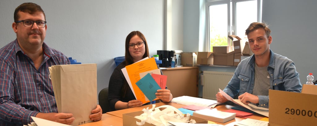 So viele Briefpostunterlagen waren noch nie zu bearbeiten. Stadtwahlleiter Sven Reinald (links) befüllt mit den Auszubildenden Caroline Gutschmidt und Maximilian Merten die Umschläge.