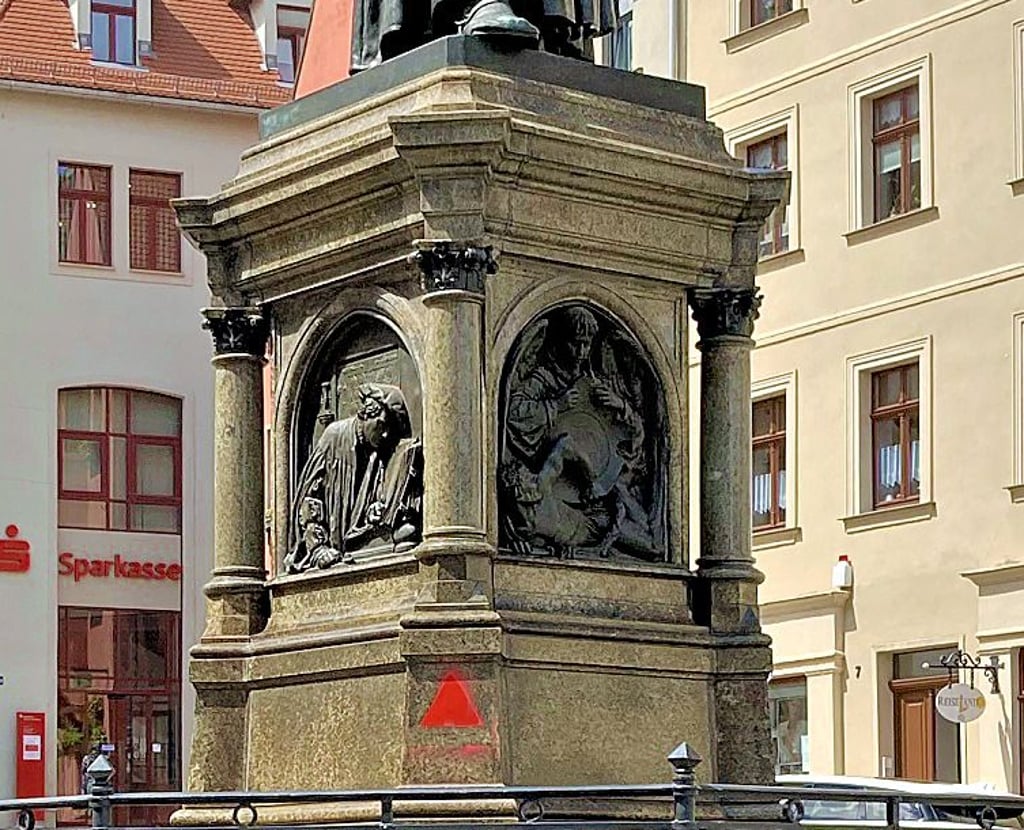 Eins der roten Dreiecke am Eisleber Lutherdenkmal.