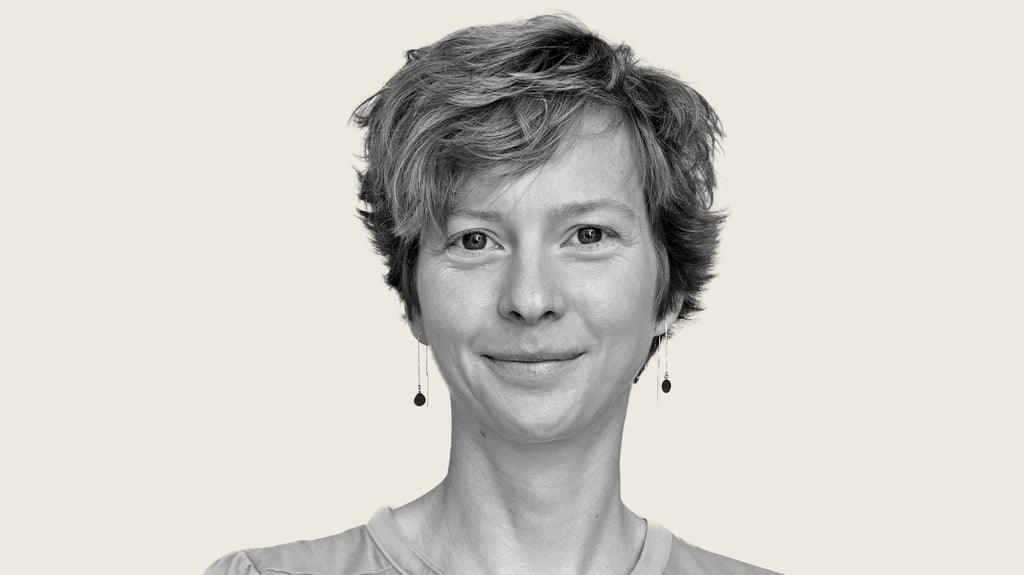 Sie ist 30 Jahre alt • ist von Beruf Juristin • lebt in Halle • ist ledig • hat keine Kinder • trainiert in ihrer Freizeit mit ihrem Hund Agility• steht kurz vor Fertigstellung ihrer Doktorarbeit, in der sie rechtsphilosophische Grundlagenforschung betreibt