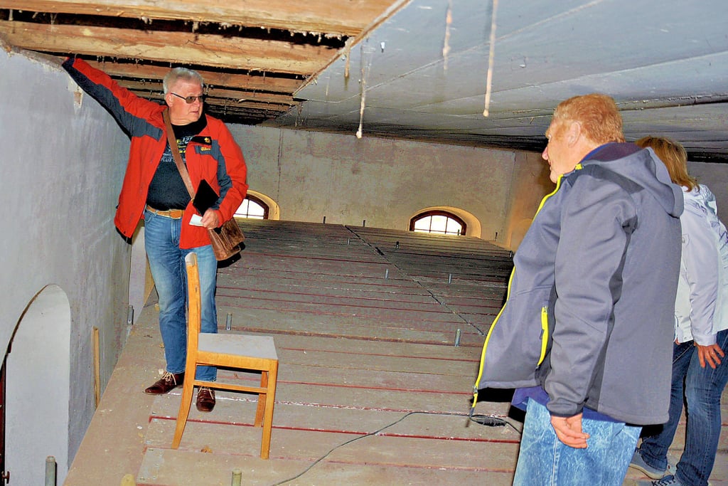Die Mitglieder des Gemeindekirchenrats begutachten die verfaulten Balkenköpfe im Dachstuhl der Evangelischen Kirche in Loitsche.