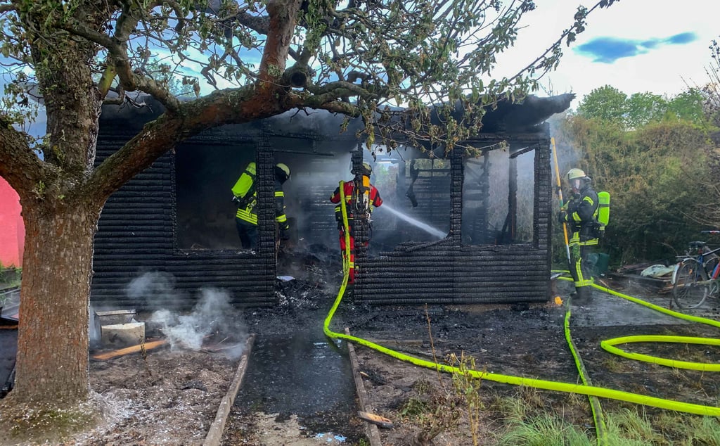 Die Feuerwehr konnte das kleine Gebäude nicht mehr retten. Die Laube brannte vollständig aus.
