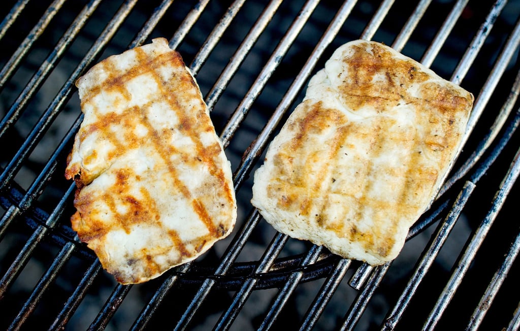 Halloumi ist ein halbfester, nicht schmelzender Käse und daher perfekt zum Grillen. Ein Leckerbissen wird er, wenn er zuvor mariniert wird.