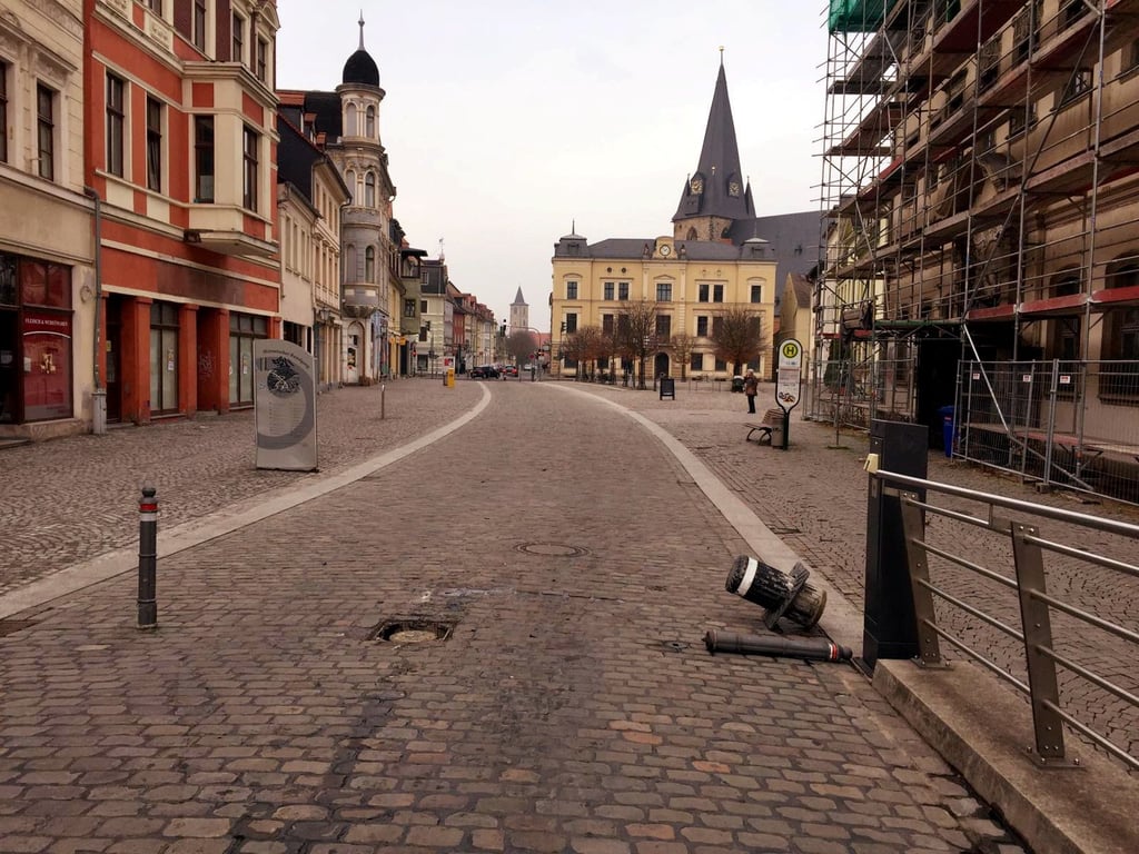Der breite Poller am Markt in Bernburg wurde auch schon einmal von einem Autofahrer übersehen und beschädigt.