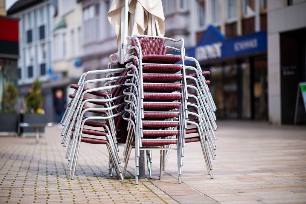 Stühle und Tische - Symbolbild