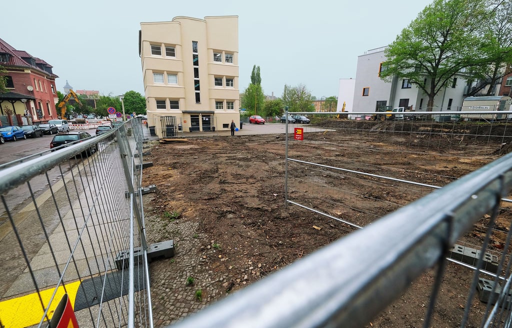 Auf der Freifläche in der Forsterstraße neben dem denkmalgeschützen Bürogebäude (Bildmitte) soll bald ein Haus gebaut werden.