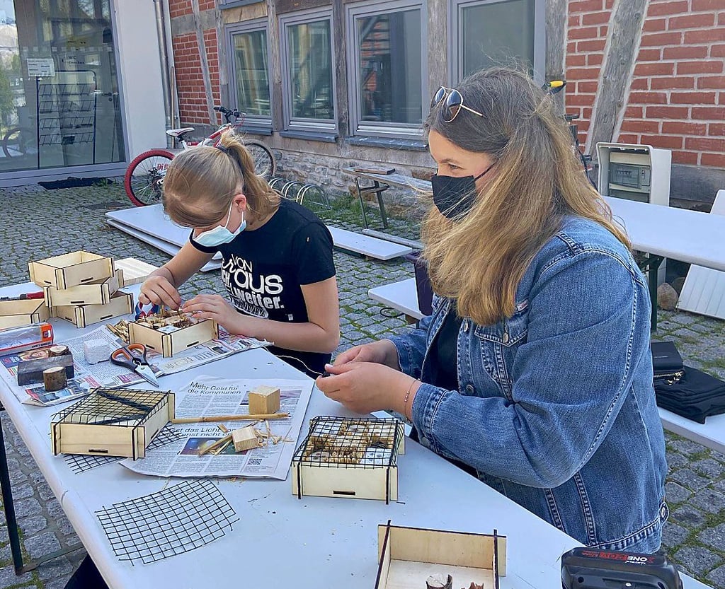 Emely Sauerhering aus Loitsche und Elly Endt aus Colbitz beim Basteln von Insektenhotels.