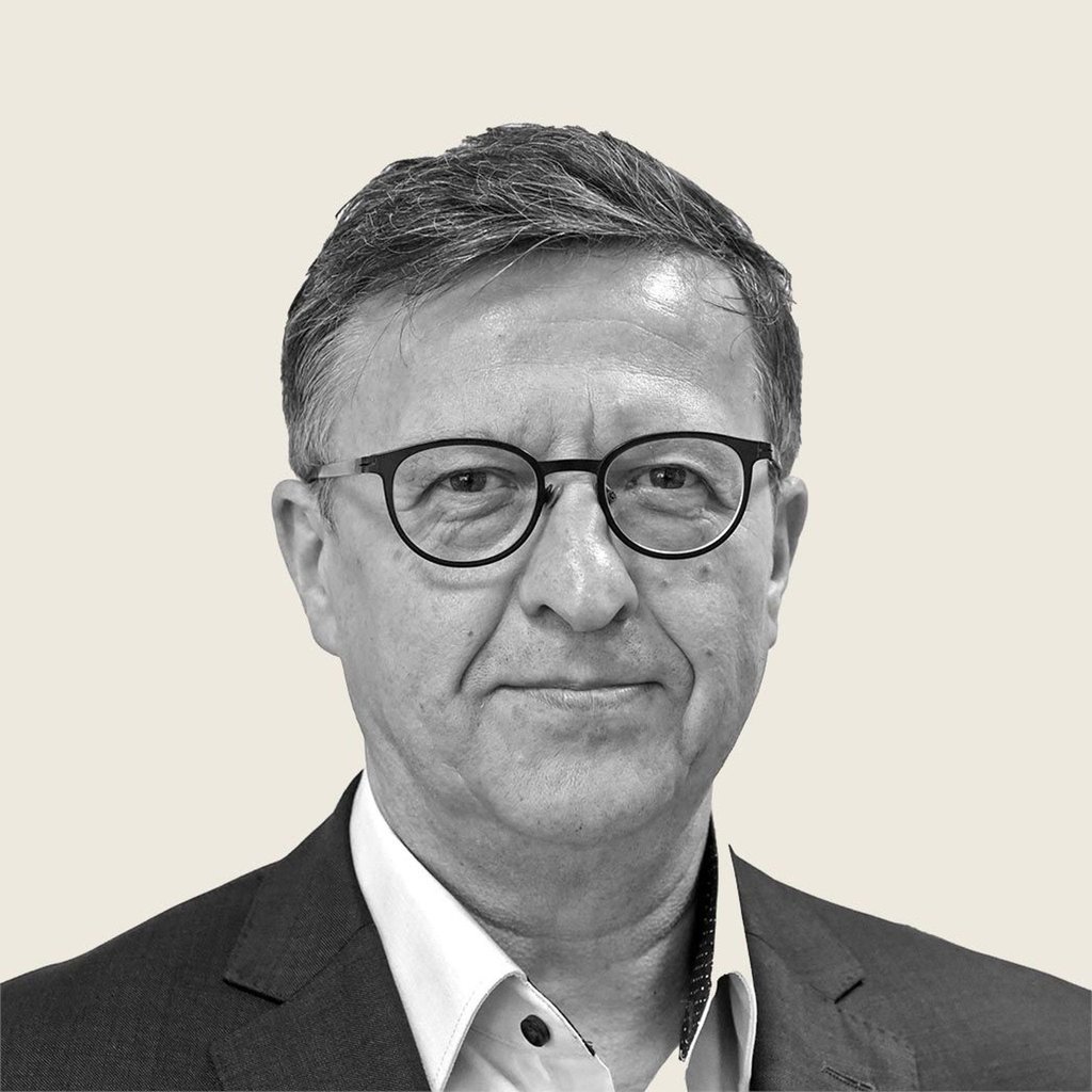 Er ist 59 Jahre alt und lebt in  Aschersleben •  er ist Vater von  zwei Kindern • in seiner Freizeit spielt er Gitarre • unter anderem ist er Ehrenmitglied bei Lok Aschersleben und dem ACC Union und Landesvorsitzender der Mittelstands- und Wirtschaftsvereinigung