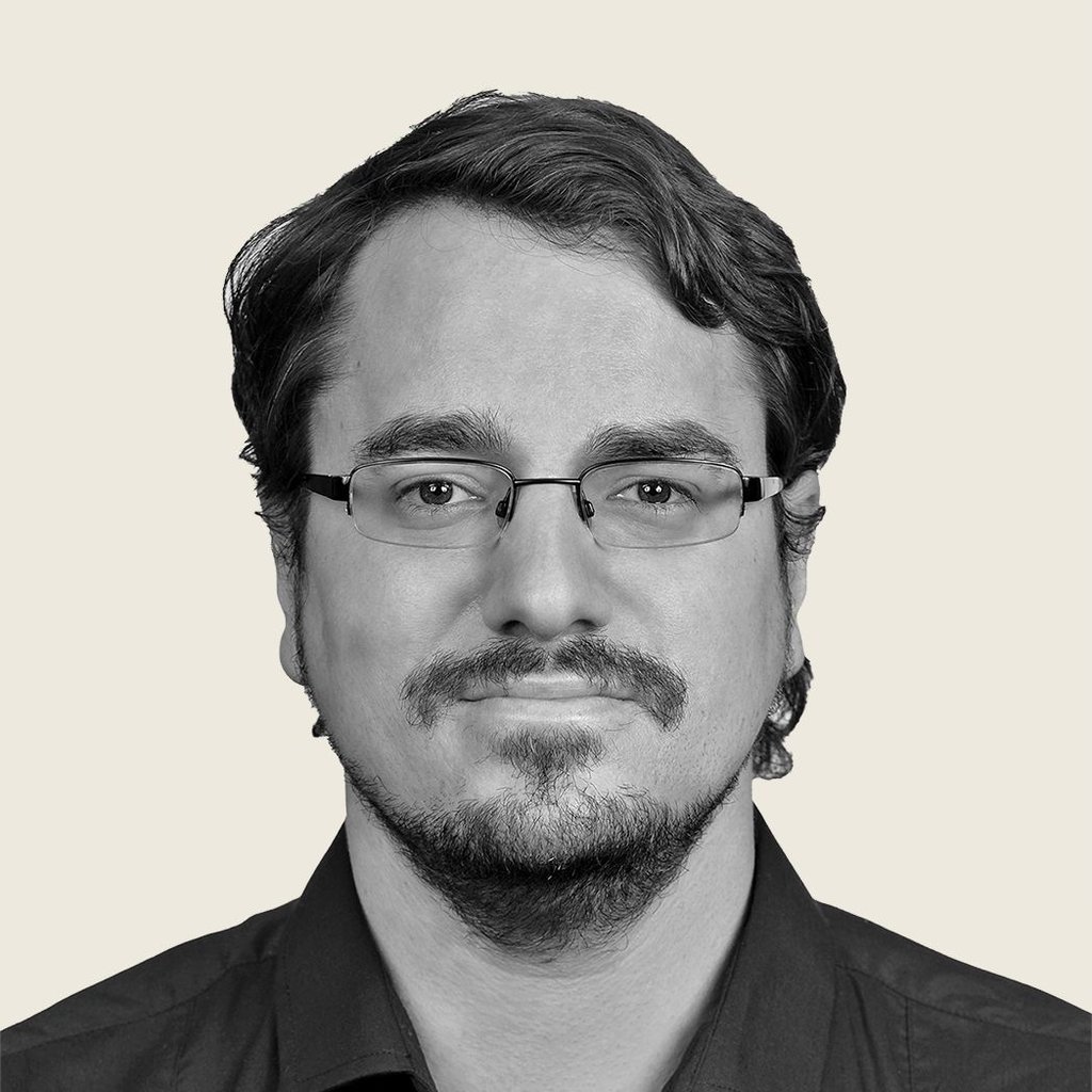 Er ist 35 Jahre alt • ist von Beruf Wahlkreismitarbeiter für Bundestagsabgeordnete Petra Sitte (Linke) • lebt in Halle • ist in einer festen Partnerschaft • hat zwei Kinder • fährt in seiner Freizeit Fahrrad • organisiert Spieleabende für Erwachsene