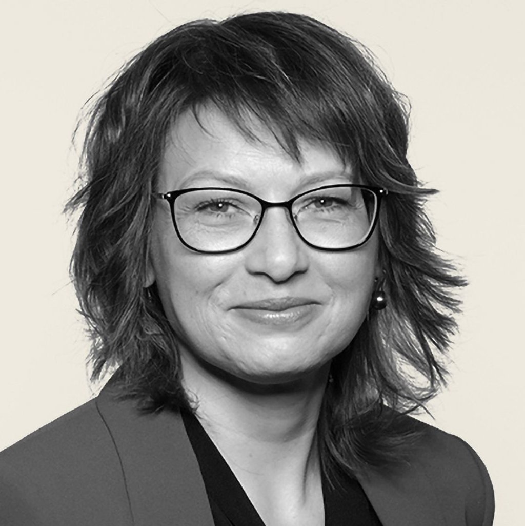 Sie ist 43 Jahre alt • ist von Beruf Soziologin • lebt in Halle • ist verheiratet • hat zwei Kinder • verbringt ihre Freizeit am liebsten in ihrem Garten • hat ihren Doktortitel mit einer Forschungsarbeit über Kommunalpolitik erlangt