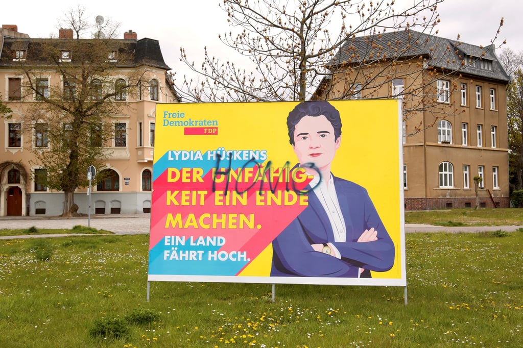 Ein beschmiertes Wahlplakat der FDP in Bernburg.