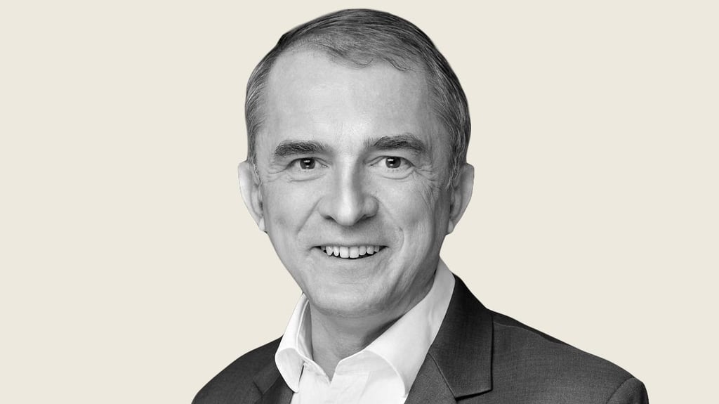 Er ist 53 Jahre alt • ist von Beruf Historiker • lebt in Halle •  ist verheiratet • hat zwei Kinder • geht in seiner Freizeit  laufen • engagiert sich im Förderverein des Bergzoos und bei 
Halle-gegen-Graffiti e. V. 