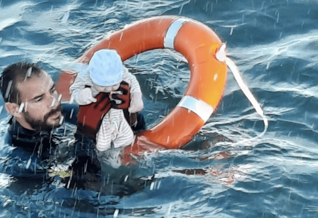 Auf diesem, von der spanischen Guardia Civil zur Verfügung gestellten Bild, rettet Juan Francisco Valle, Taucher der spanischen Polizeieinheit Guardia Civil, ein Baby im Meer inmitten der Migranten-Krise vor der Küste des spanischen Exklave Ceuta. Das Baby wurde von der im Wasser treibenden Mutter auf dem Rücken getragen.