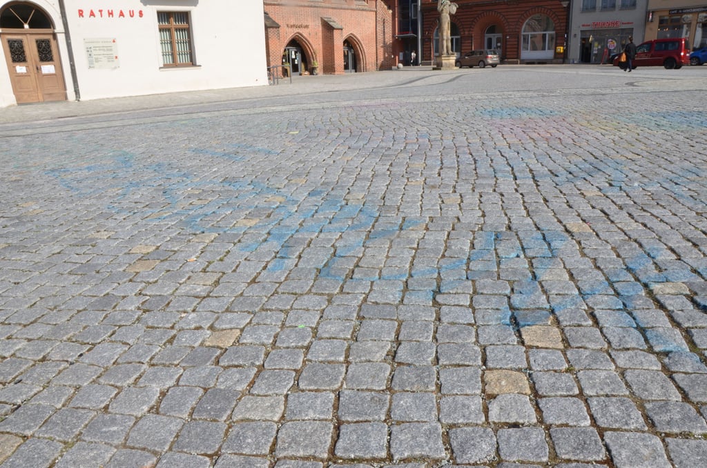 Mit bunten Botschaften hatten die Teilnehmer einer Demonstration den Marktplatz in Stendal gestaltet. Der Stadtverwaltung gefällt das gar nicht.