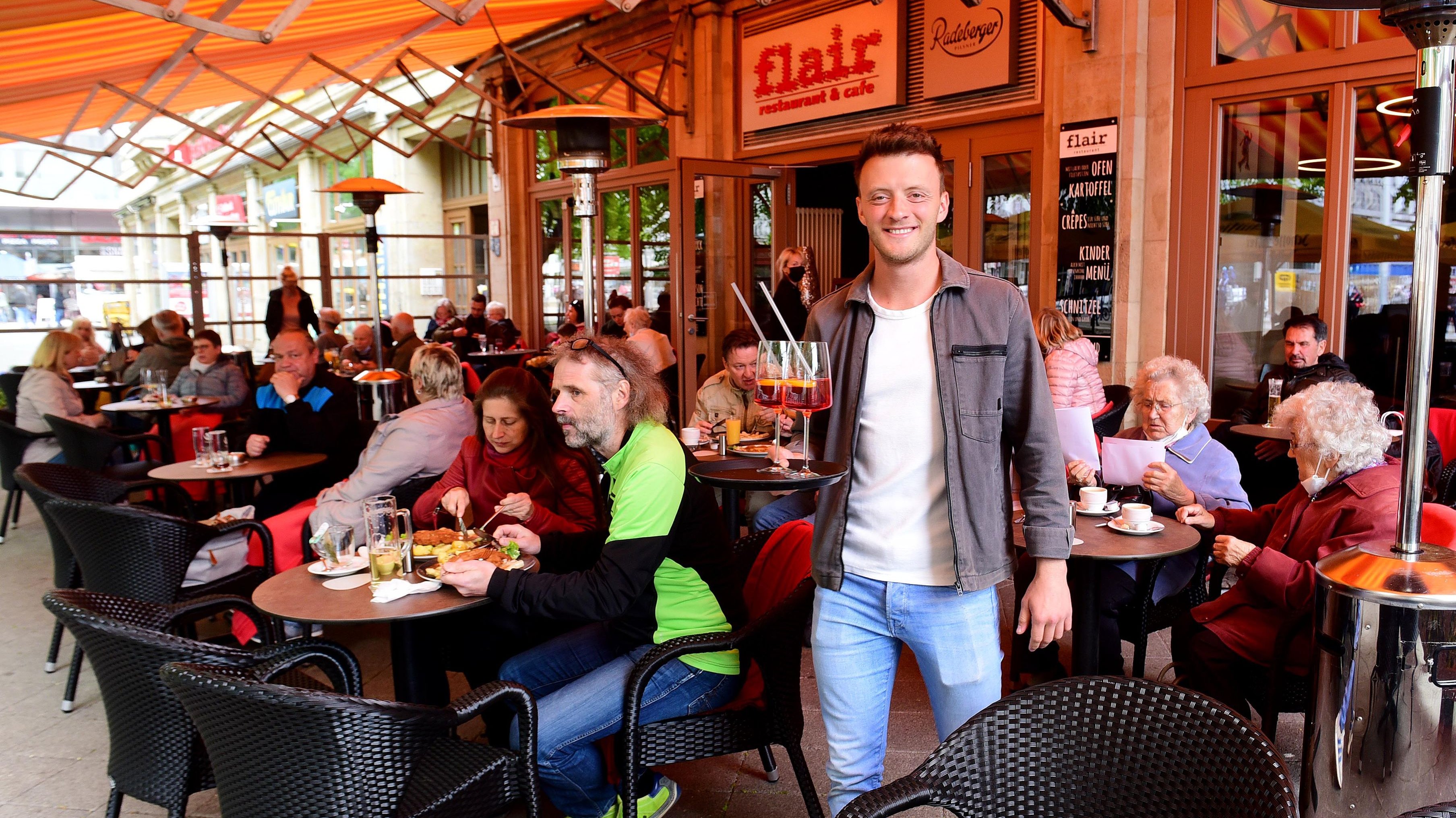 Mit Video: Restaurant in Magdeburg - Gastronom führt Handy-Käfig am Tisch  ein