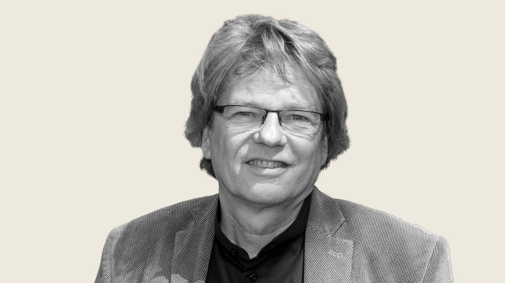 Robert Hartmann ist 59 Jahre alt  und hat mit seiner Ehefrau  vier erwachsene Kinder und vier  Enkelkinder. Privat interessiert er sich besonders für Geschichte, hätte gern mehr Zeit zum Lesen und genießt es, als Kultur-Tourist unterwegs zu sein.