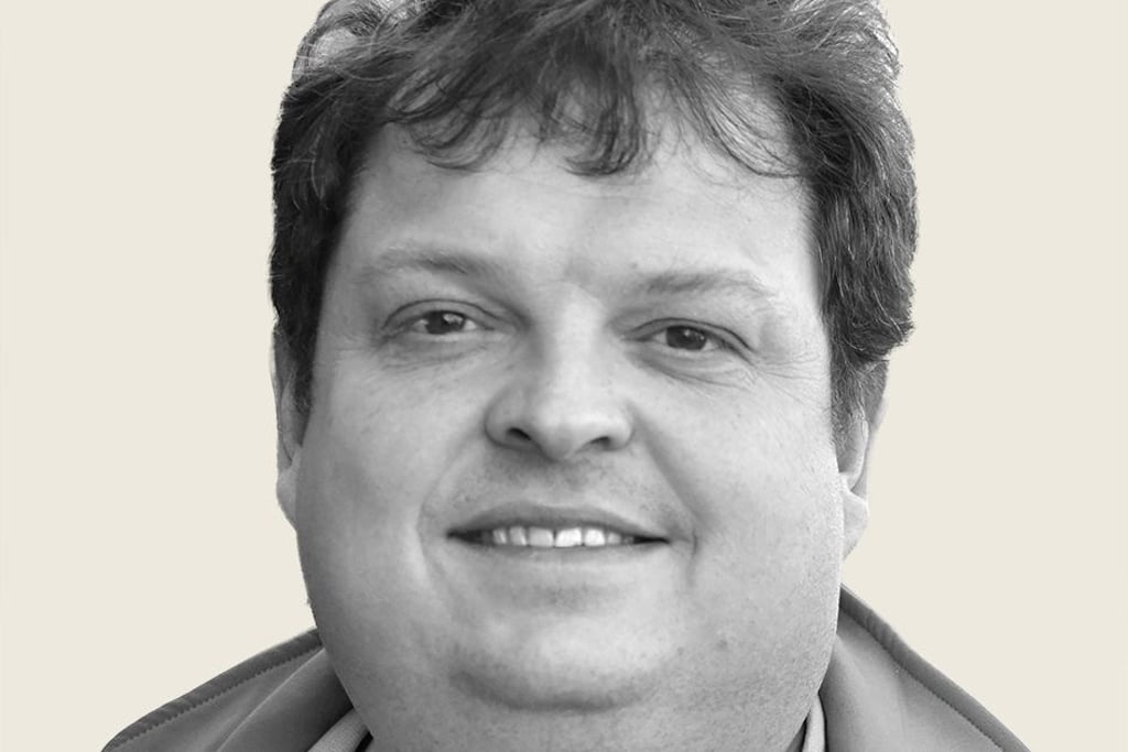 Er ist 39 Jahre alt • lebt in Retzau •  als Mitglied der hiesigen  Wasserwehr ist er mit seiner Familie oft am Deich anzutreffen - auch um nach dem Rechten zu schauen •  ab und zu lässt er  gern mal Modellflugzeuge in den Himmel steigen. 