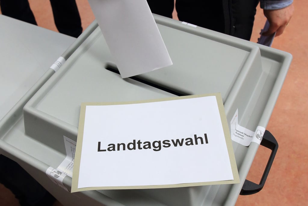 Ein Stimmzettel wird in einem Wahllokal zur Landtagswahl in Magdeburg (Sachsen-Anhalt) in eine Urne gesteckt.