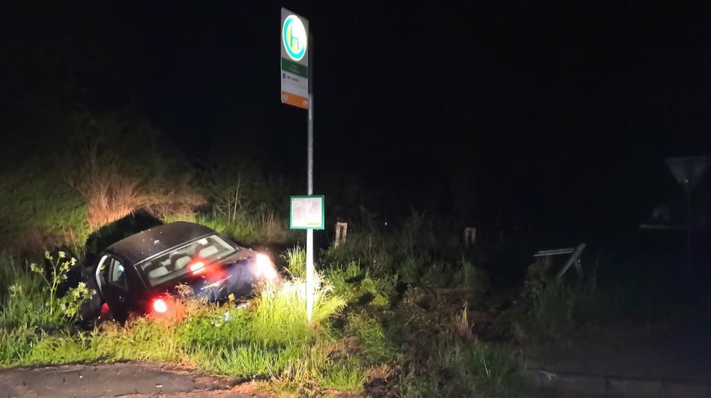 Der 45-jährige Chrysler-Fahrer hatte ordentlich Alkohol intus und landete mit seinem Auto in einem Straßengraben.