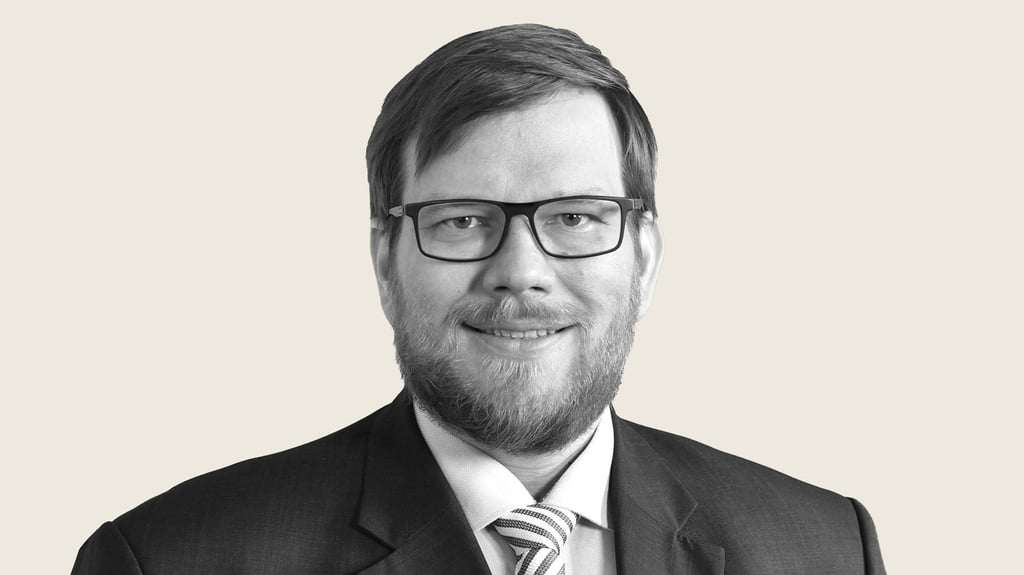 Er ist 45 Jahre alt • lebt in Wolfen und ist Pendler nach Wiesbaden, wo er im  Hessischen Landtag   arbeitet •   seine Freizeit nutzt er gern, um Land und Leute kennenzulernen, ob im In- oder Ausland • weil das gerade nur eingeschränkt möglich ist, liest er dafür mehr Bücher