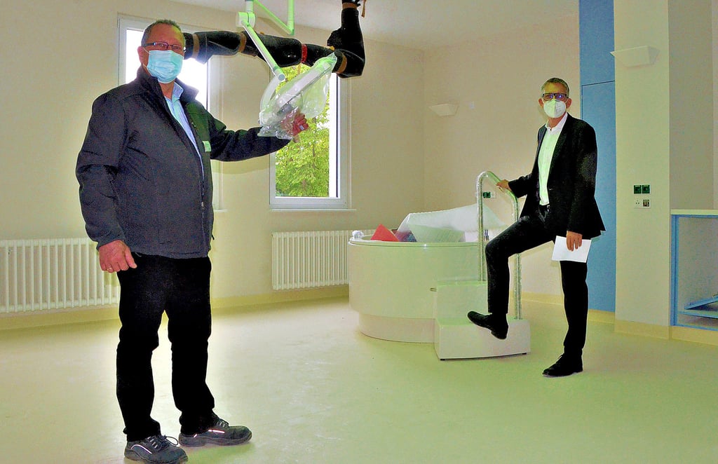 Bauleiter Stephan Holländer (links) und Krankenhausdirektor Michael Schmidt zeigen den neuen Kreißsaal in der neuen Stendaler Kinder-und Frauenklinik. Wann dieser in Betrieb genommen wird, steht noch nicht fest.