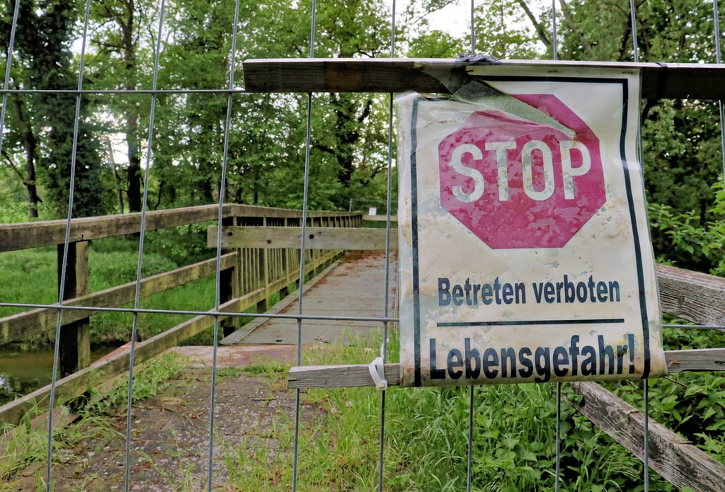 Die Uchtebrücke am Eichengrund in Walsleben ist seit März 2014 gesperrt, Nun scheint ein passendes Förderprogramm gefunden, um eine Nachfolgerin finanzieren zu können.