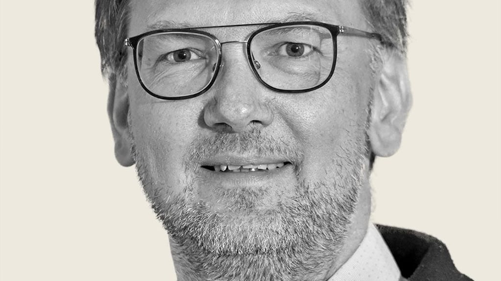 Er ist 50 Jahre alt • lebt in Bitterfeld •  ist Vater zweiter Söhne und glücklich mit seiner Frau verheiratet  • hat Gefallen an der Natur vor der Haustür und ist gern in der Goitzscheregion unterwegs • treue vierbeinige Begleiterin ist seit zwölf Jahren seine Beagle-Hündin