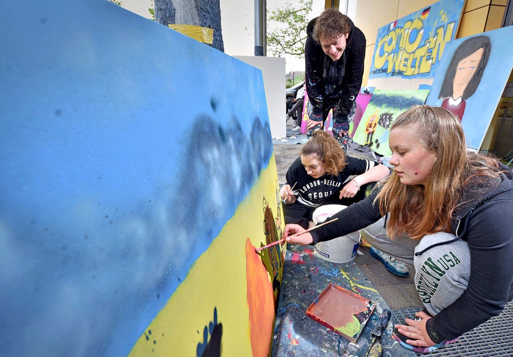 Luna und Lucy konzentrieren sich beim Zeichnen: Künstler Timm Höller aus Halle hat so manchen Tipp parat.