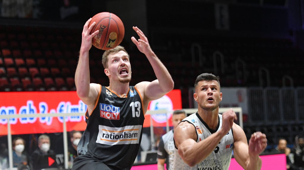 Der Hallenser Andreas Obst (l.) spielt eine starke Saison für Ulm in der Basketball-Bundesliga.