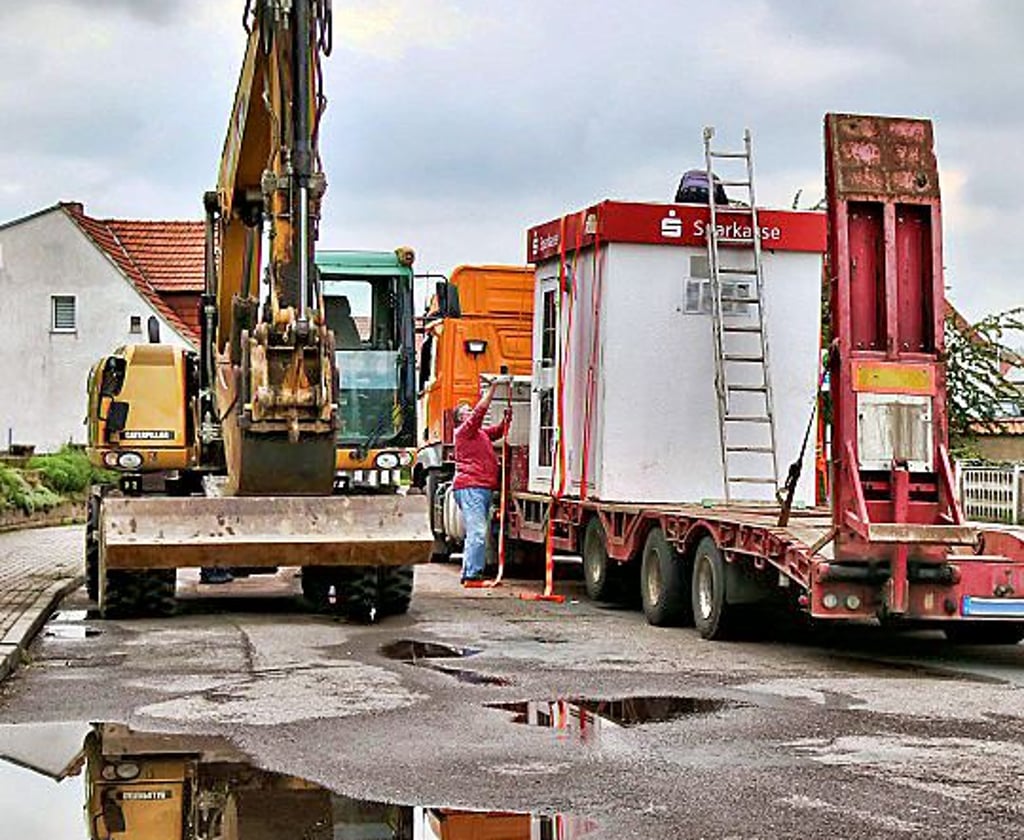Das Riestedter Sparkassenhäuschen wurde am Mittwoch abtransportiert.
